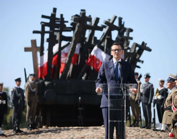 Pääministeri Mateusz Morawieckin mukaan Puolan täytyy nyt keskittyä oman puolustuksensa turvaamiseen asehankinnoilla. Morawiecki puhui viime sunnuntaina kaatuneiden muistomerkillä Varsovassa.