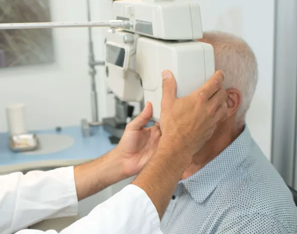 Husissa lääkärin työparina toimivat optikot osallistuvat potilaan esitutkimuskäyntien tekemiseen. Kuvituskuva