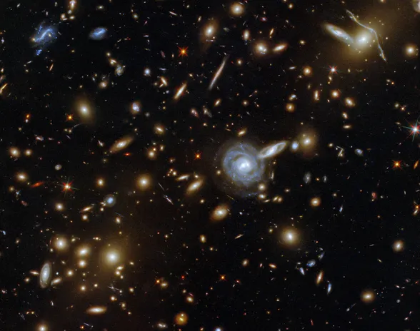 Galaksien sijainti toistensa suhteen on lähes täydellisen satunnaista oikean ja vasemman suhteen, mutta ei aivan. Tämä kuva galaksijoukko ACO S 295:stä otettiin avaruusteleskooppi Hubblella vuonna 2021.