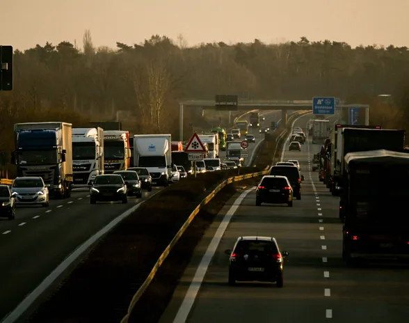 Liikennettä Berliinin lähellä A13-moottoritiellä 3. tammikuuta 2023.