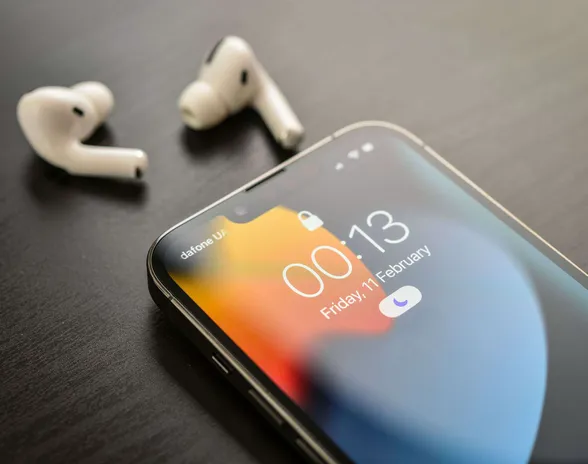 Apple ei ole ainoa laitevalmistaja, joka tarjoaa kuulokkeisiinsa mahdollisuuden äänen läpiviemiselle sekä sen korostamiselle. Vastaava ominaisuus löytyy useimmista kuulokkeista, joissa on myös taustamelun vaimennus.