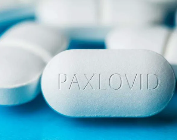 Paxlovid on suun kautta annettava lääke. Hus otti sen käyttöön heinäkuussa.