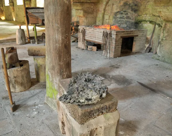 Alun perin rauta valmistettiin pätseissä, joihin malmi ja puuhiili ladottiin sekaisin. Näin saatu kankirauta oli yleensä hyvin matalahiilistä ja pehmeää.