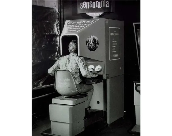 Sensorama-kolikkoautomaatti jäljitteli New Yorkin katujen hajuja sekä simuloi tuulta ja moottoripyörän tärähdyksiä.