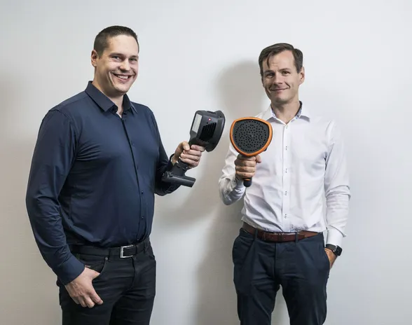 Kai Sakselan (oik.) ja Jonas Nybergin yrityksen kehittämää NL Cameraa käytetään paineilmavuotojen ja sähköverkkovikojen tutkimiseen.