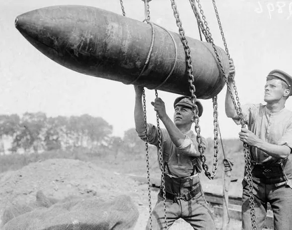 Kaksi brittisotilasta nostaa sellaista Sommen taistelussa ensimmäisen maailmansodan länsirintamalla vuonna 1916. Atomin rakenteen keksinyt fyysikko vertasi yllättäviä tutkimustuloksiaan tällaisen kranaatin ampumiseen.