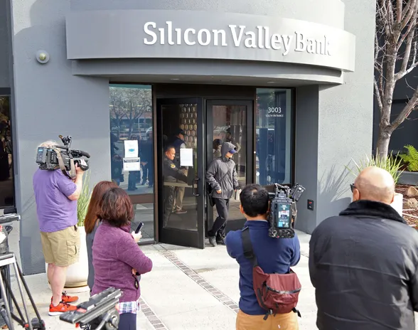 Kalifornialaisessa Silicon Valley Bankissa haettiin talletuksia pois pankin kaaduttua valtion syliin. Seuraukset ovat olleet parin pankin kaatumista laajempia.