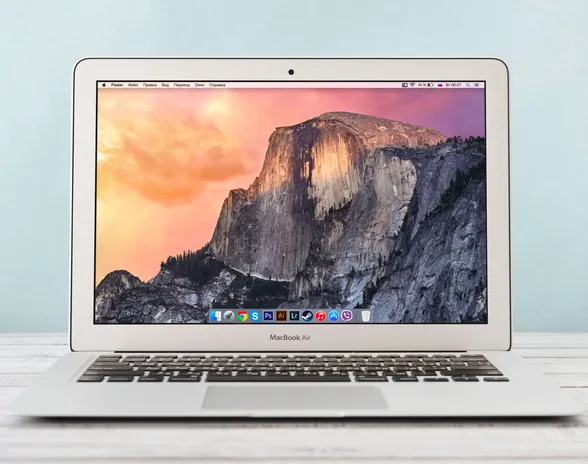 Vuoden 2014 MacBook Airiin voi edelleen asentaa uusimman macOS-version käyttäen vapaaehtoisten kehittäjien koodaamia työkaluja.