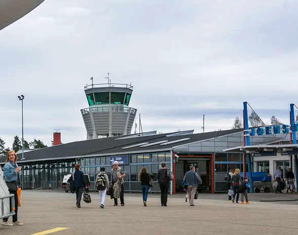 Joensuun lentoasemalla oli Finavian tilastojen mukaan vuonna 2022 matkustajia oli 18 755. Koko maan matkustajamäärä oli yli 15 miljoonaa. Tilastoinnissa on mukana 21 lentokenttää.