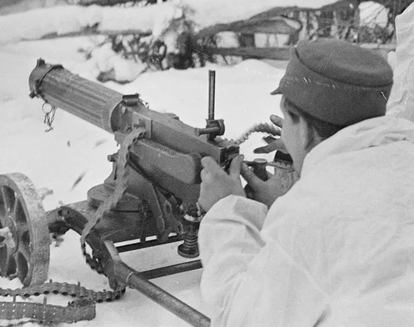 Kuvassa konekiväärimies testaa korjattua ampumavälinettä talvisodassa helmikuussa 1940. Jäähdytysneste, jota JR8:n miehet joivat vajaat kaksi vuotta myöhemmin, oli tarkoitettu konekivääreille.