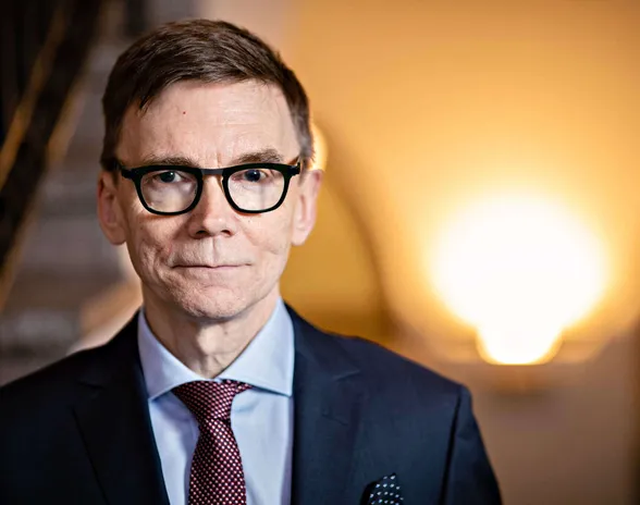VNK:n omistajaohjausosaston päällikkö Kimmo Viertola sai viime vuonna palkkiota hallitustyöstään Fortumista kaikkiaan 86 000 euroa. Tänä vuonna palkkioita on luvassa Nesteestä.