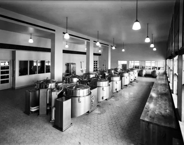 Helsinkiin Helsinginkadulle 1940-luvun alussa valmistuneen ”ruokatehtaan” keittoastiat oli valmistanut Metalliteos Oy.