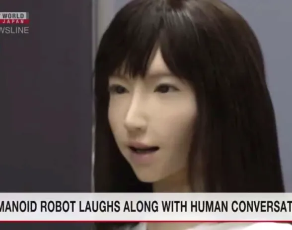 Erica-androidi osaa nyt nauraa oikeassa kohdassa keskustelua. Ruutukaappaus: NHK World.
