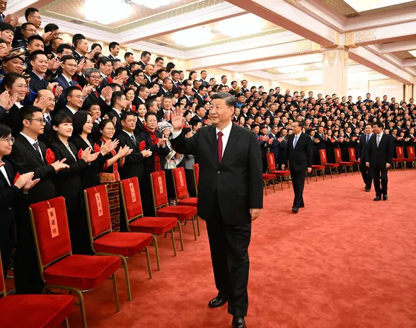 Presidentti Xi Jinpingin odotetaan jatkavan tehtävässään vielä seuraavat viisi vuotta. Kuvassa Xi tervehtii valtion virkamiehiä Pekingissä elokuun lopulla.