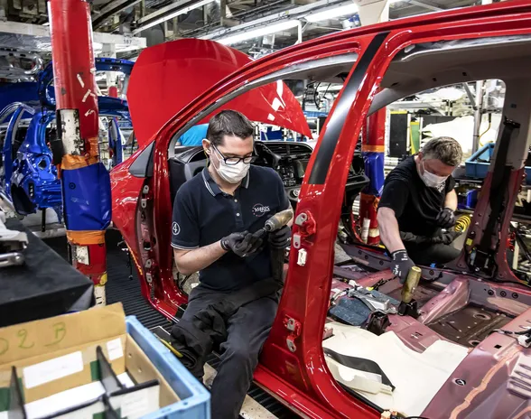 Toyotan työntekijä kokosi uutta autoa Valencian tehtaalla espanjassa huhtikuussa 2020.