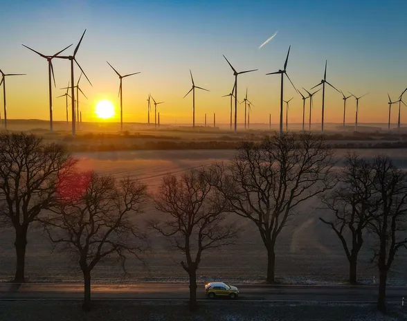 Aurinko nousi 7. helmikuuta 2023 Brandenburgissa Saksassa Jacobsdorf-nimisessä kylässä. Brandenburg lukeutuu osavaltioihin, joihin on rakennettu eniten tuulivoimaloita Saksassa. Alue saa kolmanneksen sähkönkulutuksestaan tuulivoimasta.