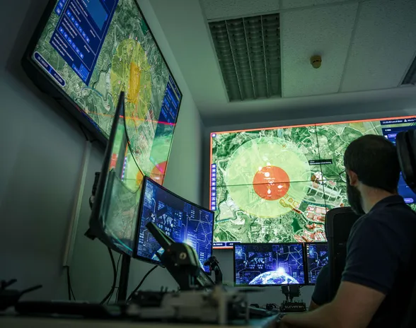 Espanjalainen Aeorum kehittää järjestelmää, jolla droneparvia voidaan ohjata vaikka tuhansien kilometrien päästä. Datan käsittelevä laskentakeskus voi myös olla etäällä niin ohjauskeskuksesta kuin lentoalueesta.
