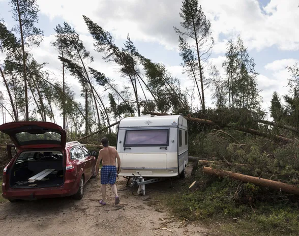 Paula-myrsky teki tuhojaan heinäkuussa 2021 Koillismaalla. Seppo Ingetin kesämökin piha kärsi suuria vahinkoja myrskystä.
