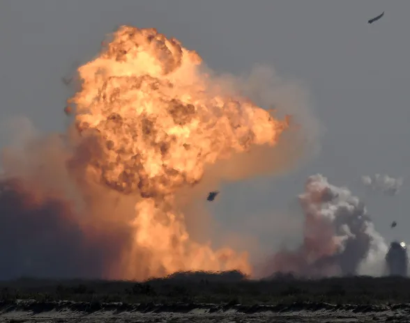 SpaceX-yhtiön avaruusraketti räjähti ja tuhoutui täysin myöhään tiistaina Suomen aikaa Teksasissa Yhdysvalloisa.
