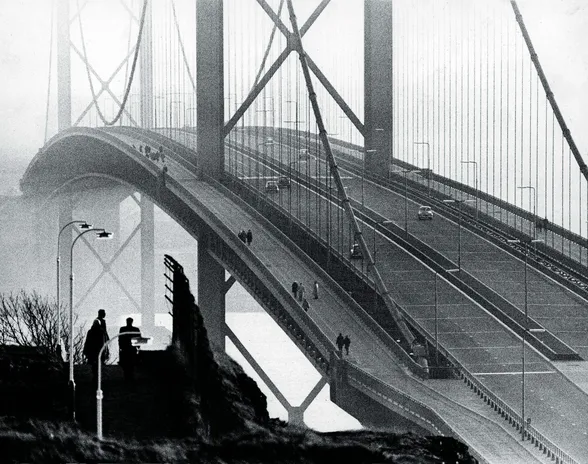 Vastavalmistunut yli 2 500-metrinen Forth Road Bridge kuvattuna vuonna 1965.
