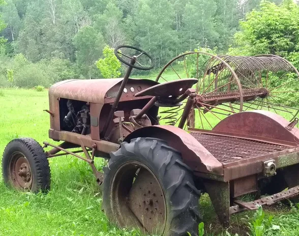 Tarkistettavassa traktorissa oli vikoja, ja korjaus maksoi 13 000 euroa, mutta aivan näin vanhasta ajopelistä ei ollut kyse.
