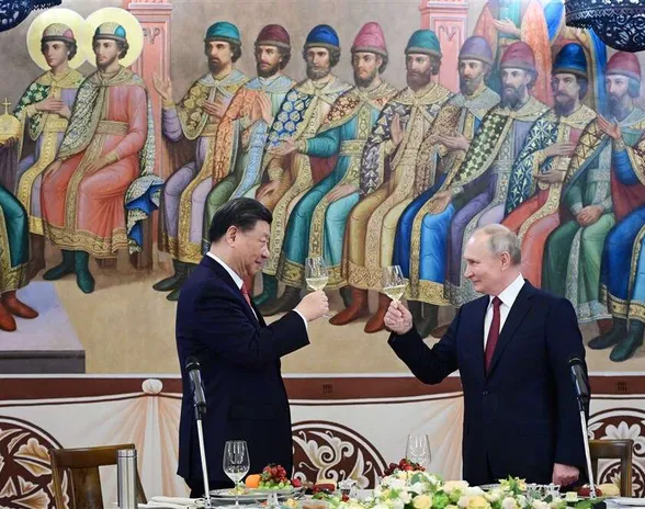 Vaikka Kiina näyttelee rauhanneuvottelijan roolia, sen intresseissä on vahva suhde Putinin Venäjään.