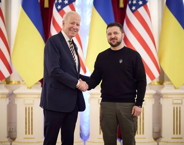 Bidenin Ukrainan-matkasta ei tiedotettu etukäteen. Hän lupasi tukea presidentti Zelenskyin Ukrainalle.