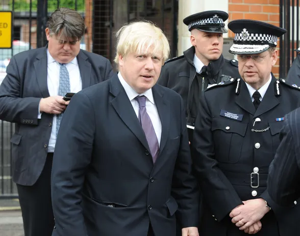 Poliisipäällikkö Simon Byrne (oikealla) erosi virheen vuoksi tehtävistään.