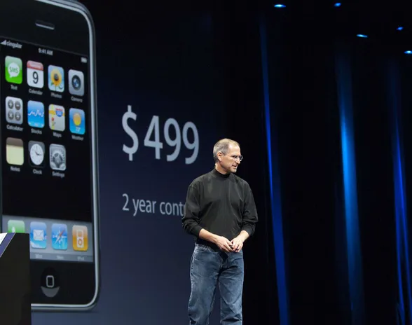 Steve Jobs esitteli iPhonen vuonna 2007. Heti 15 vuotta myöhemmin yksi sellainen myytiin huutokaupassa hurjalla hinnalla.