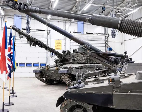 Tapan sotilastukikohdassa esiteltiin äskettäin sotakalustoa, joita Euroopan maat harkitsevat lähettävänsä Ukrainan avuksi sotaan. Virossa esiteltiin muun muassa Leopard- ja Challenger 2 -taistelupanssarivaunuja. Kuvituskuva.