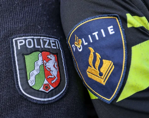 Alankomaiden ja Saksan poliisin lisäksi operaatioon osallistui muun muassa EU:n poliisijärjestö Europol. Kuvassa Saksan ja Alankomaiden poliisien hihamerkit.