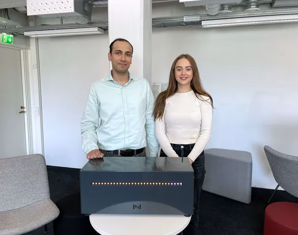 Rami Alisawi (vas.) ja Elisa Blaku esittelevät Grid Battery -akkua.