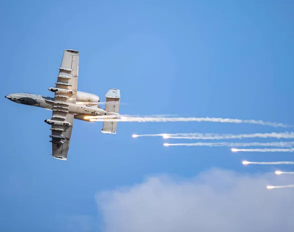 Yhdysvaltain ilmavoimien 422. Koelentolaivueen A-10 Thunderbolt II soihduttaa eli pudottaa infrapunaohjusten häirintään tarkoitettua kuumaa materiaalia Nellisin lentotukikohdan lähialueella Nevadassa joulukuun 7. päivänä 2022.