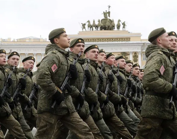 Kuvassa Venäjän sotilaita harjoittelemassa Pietarissa järjestettävää voitonpäivän paraatia huhtikuun lopulla.