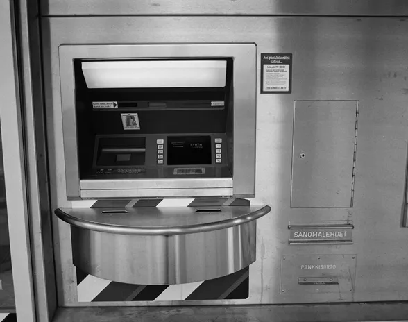 Kuvassa pankkiautomaatti Mannerheimintie 170:ssä vuonna 1990.