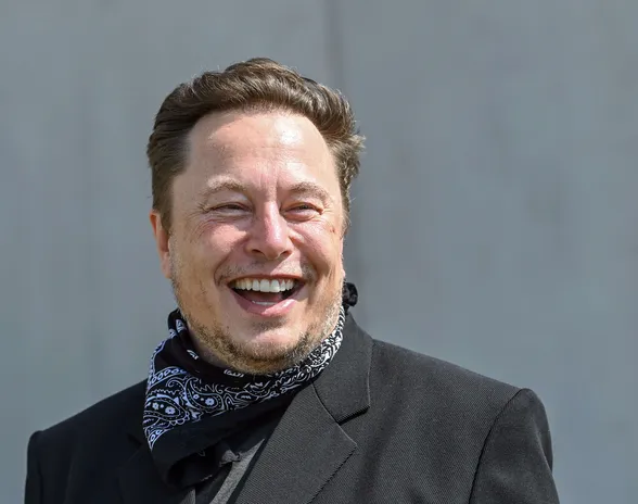 Oxfamin mukaan Elon Muskin todellinen veroprosentti oli vuosina 2014-2018 vain 3,27 prosenttia. Elon Muskin on uutisoitu menettäneen maailman rikkaimman miehen tittelin lähinnä Teslan arvonlaskun vuoksi.