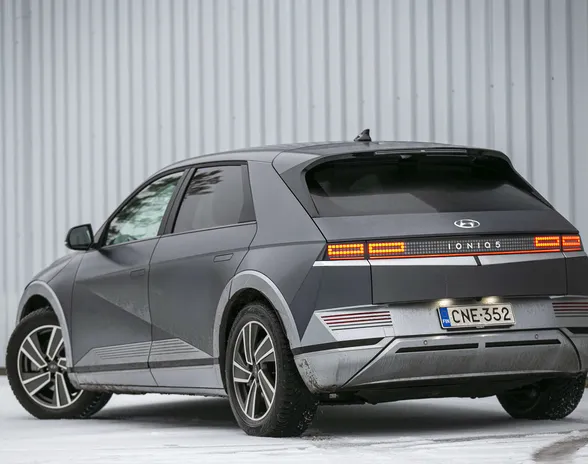 Hyundai Ioniq 5 saa ajo-ominaisuuksia ja kylmälatautumista parantavia uudistuksia.