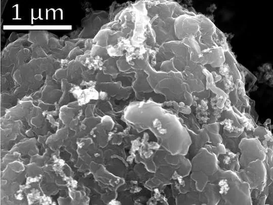 Kuvassa on kerrostettuja nanoskaalan grafeenilevyjä, jotka on tuotettu jätemuovista.