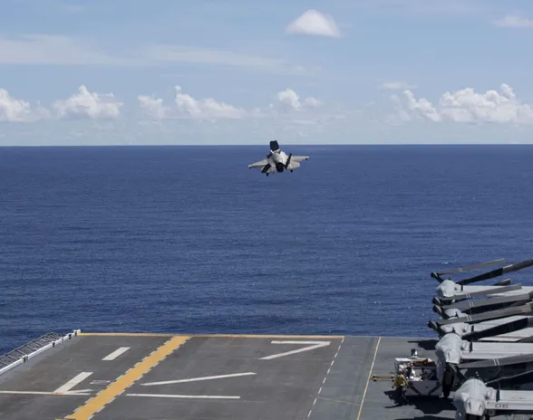 F-35B lähdössä maihinnousutukialus USS Tripolilta elokuussa 2022.