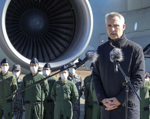 Puolustusliitto Naton pääsihteeri Jens Stoltenberg vierailullaan Japanissa tiistaina.