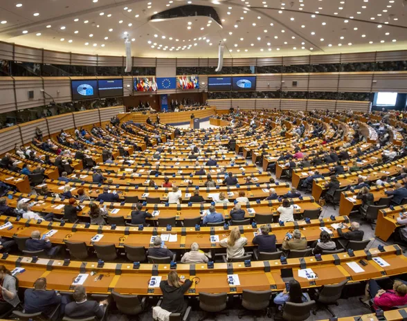 Europarlamentaarikot hyväksyivät suurella enemmistöllä neuvottelukantansa, joka on osittain komission esitystä tiukempi.