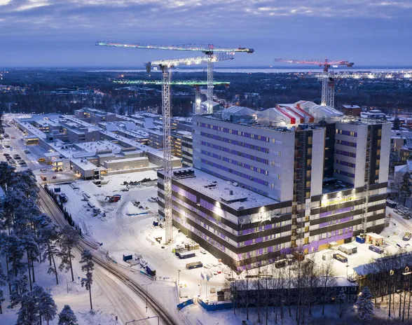 Pohjois-Pohjanmaa on yksi niistä hyvinvointialueista, jotka ehdottavat, että hallituksen esitys yliopistosairaalalisän määräksi kaksinkertaistetaan. Kuvassa rakenteilla oleva uusi Oulun yliopistollinen keskussairaala.