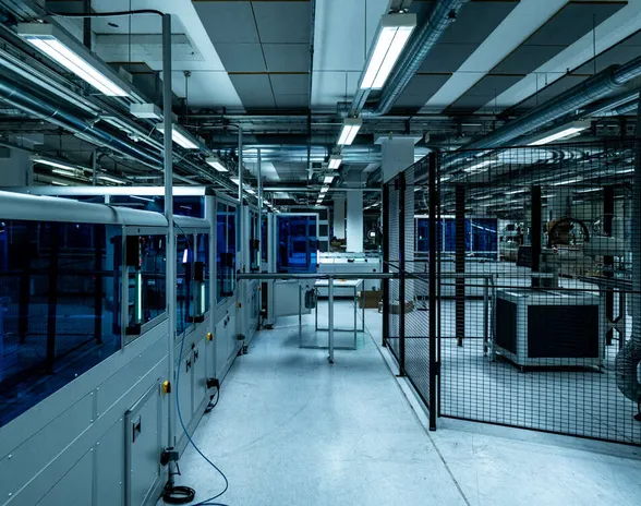 Tämä kuva on Solar Finlandin Salon tehtaalta. Vastaavanlainen automaatiolinjasto tulee Thaimaan tehtaalle.