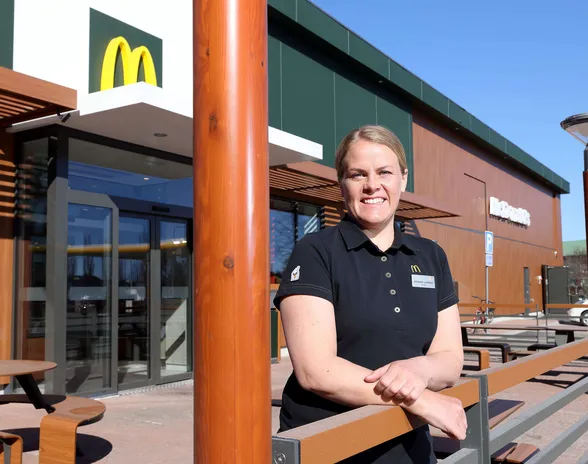 Johanna Junkkari aloitti työuransa McDonald'sista 16-vuotiaana. Edelleen hän työskentelee McDonald'sissa, tosin nyt kolmen ravintolan yrittäjänä.