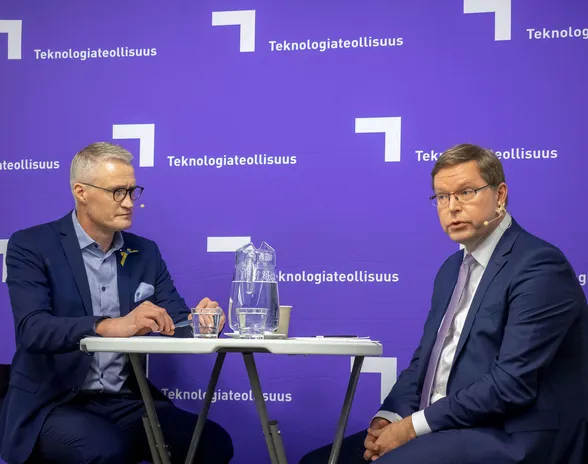 Kyberprofessori Jarno Limnéll (vasemmalla) haastatteli Naton kyberlinjauksista vastaavaa johtajaa Christian-Marc Lifländeriä Helsingissä torstaina.