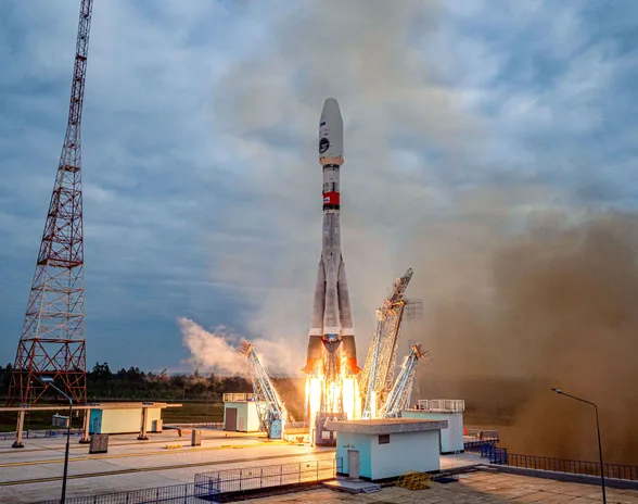 Venäjän avaruusjärjestön julkaisemissa kuvissa näkyy luotainta kuljettaneen raketin laukaiseminen.