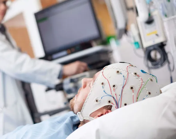 EEG-aivosähkökäyrästä etsitään merkkejä sairaudesta. Kuvituskuva ei liity tutkimukseen.
