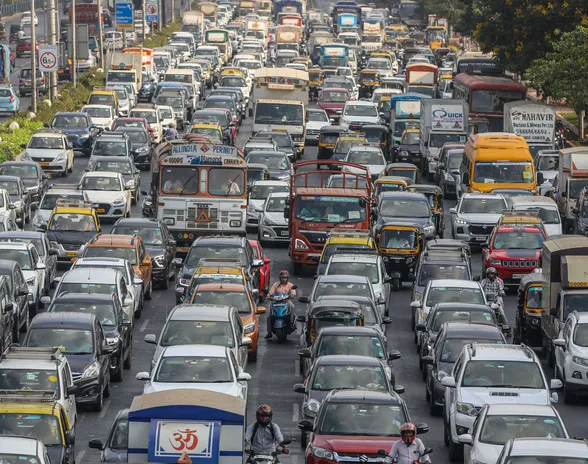 Tesla tahtoo ujuttautua sähköautoillaan Intian liikenteeseen, vaikka tavalliset autoilijat huristelevat mieluiten edullisilla kaupunkiautoilla väkirikkaan Mumbain ruuhkissakin.
