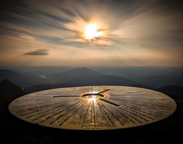 Ei ole, kuva on otettu laskevan auringon säteiden osuessa Walesissa vuoren huipulla olevaan maamerkkien suuntaa osoittavaan metallilevyyn.