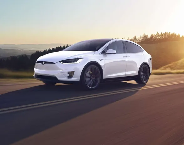 Teslan lippulaivamallin pohjahinta on 146 990 euroa. Autopilotista ja Täysin itsestään ajava -ominaisuudesta saa maksaa ekstraa.